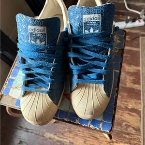 Adidas mens 9.5 snake skin Sneakers in Blue and Beige